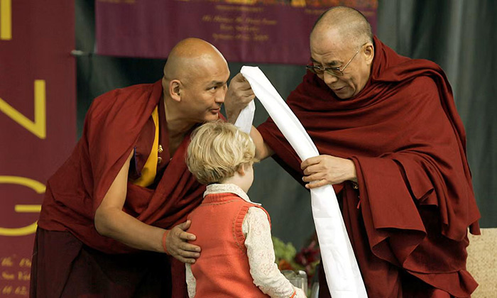 Le dalaï-lama en compagnie de son émissaire aux États-Unis Tenzin Dhonden. Le dalaï-lama en compagnie de son émissaire aux États-Unis Tenzin Dhonden.