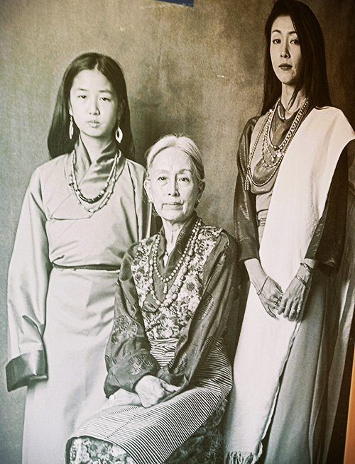 Photo de famille exposée au « Jebum Art Center » à Lhassa (2026)