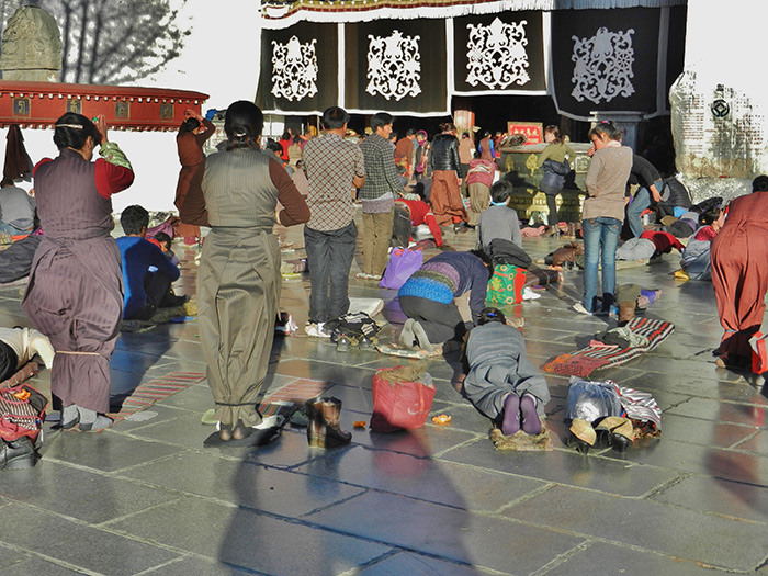 Prosternation devant le temple du Jokhang à Lhassa (Photo Th. De Ruyt, 15/12/2012) Prosternation devant le temple du Jokhang à Lhassa (Photo Th. De Ruyt, 15/12/2012)