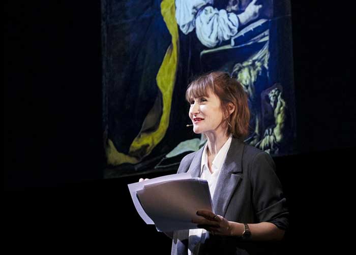 Élodie Emry, lors de son « seule en scène » à Bruxelles Élodie Emry, lors de son « seule en scène » à Bruxelles