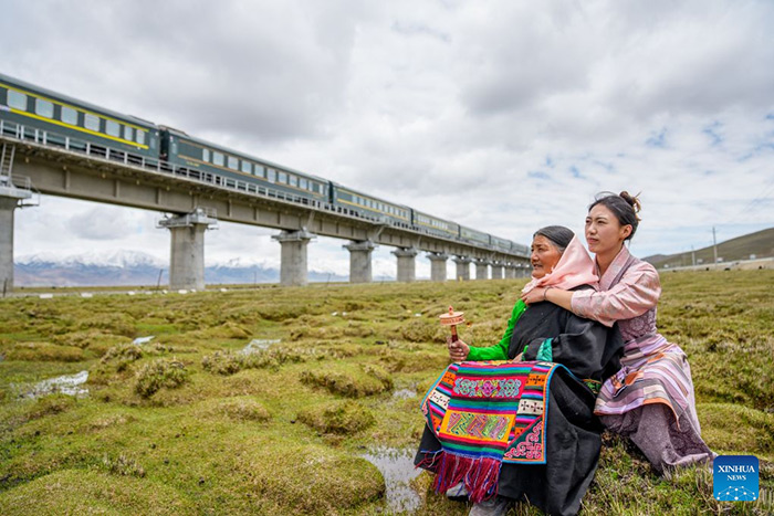 Passage d'un train dans le canton de Damxung, à Lhassa. Photo Xinhua. Passage d'un train dans le canton de Damxung, à Lhassa. Photo Xinhua.