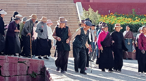 Des fidèles se rendant au monastère et à l'imprimerie de Dergé (2026) Des fidèles se rendant au monastère et à l'imprimerie de Dergé (2026)