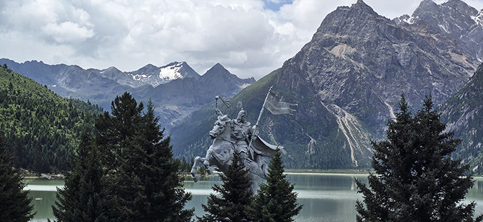 Le Lac sacré Yulong et le roi Gésar venant délivrer son épouse Qomu (2026) Le Lac sacré Yulong et le roi Gésar venant délivrer son épouse Qomu (2026)