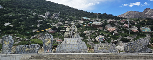 Statue commémorant la rencontre du roi Songtsen Gampo et la princesse Wencheng Statue commémorant la rencontre du roi Songtsen Gampo et la princesse Wencheng