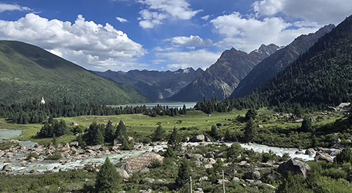 Le lac de Xinluhai à 4040 mètres d'altitude près de Dege (2026) Le lac de Xinluhai à 4040 mètres d'altitude près de Dege (2026)