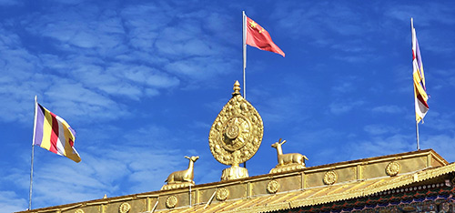 Drapeaux du Kham entourant le drapeau chinois et le symbole du dharma au monastère Shouling à Luhuo (2026) Drapeaux du Kham entourant le drapeau chinois et le symbole du dharma au monastère Shouling à Luhuo (2026)