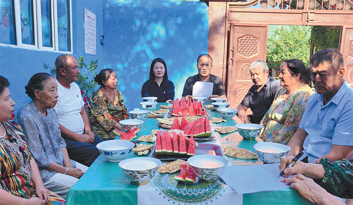 Réunion de villageois et de cadres au Xinjiang ( photo : China Daily) Réunion de villageois et de cadres au Xinjiang ( photo : China Daily)