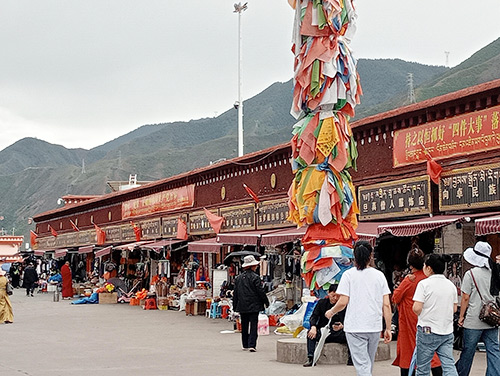 Le « brol chinois » sur la kora du monastère de Jampaling (2026) Le « brol chinois » sur la kora du monastère de Jampaling (2026)