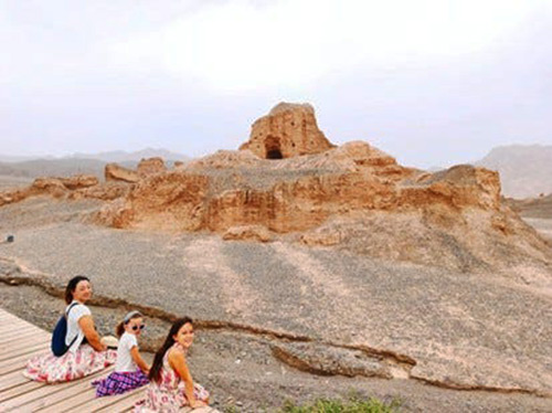 Ma femme et mes filles dans les ruines du temple de Subashi, probablement le temple bouddhique le plus important de l’histoire de la Chine Ma femme et mes filles dans les ruines du temple de Subashi, probablement le temple bouddhique le plus important de l’histoire de la Chine