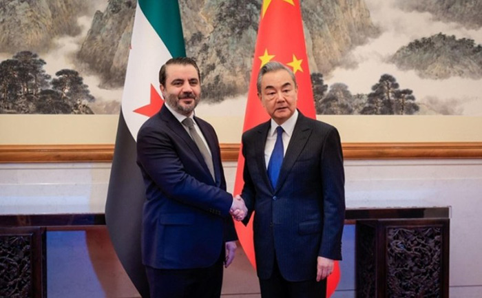 Le ministre syrien des Affaires étrangères, Asaad al-Chaibani, rencontre le ministre chinois des Affaires étrangères, Wang Yi, à Pékin le 17 novembre 2025. (Photo : MAE Syrie) 