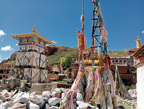 Le site de Nai Chamu ; la tour carrée est construite d'un empilement de pierres Mani (2026) Le site de Nai Chamu ; la tour carrée est construite d'un empilement de pierres Mani (2026)